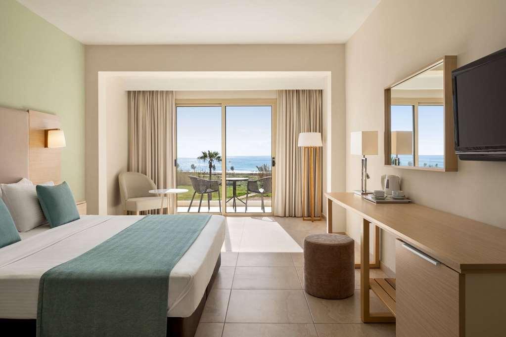 Ramada Hotel & Suites By Wyndham Αγία Νάπα Δωμάτιο φωτογραφία